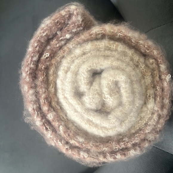 Mersea Cozy wrap with fringe 93 x 21 - Picture 2 of 4